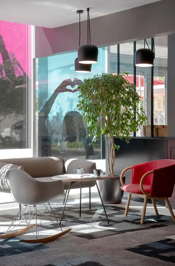 ホテル Ibis Lyon Caluire Cite Internationale  カリュイール・エ・キュイール